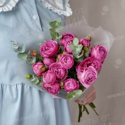 Букет из 5 кустовых роз и эвкалипта