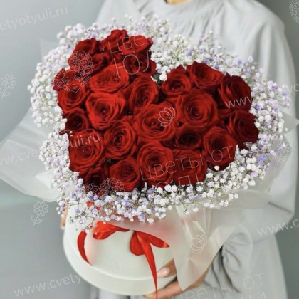 Коробка-сердечко из 25 роз и гипсофилы