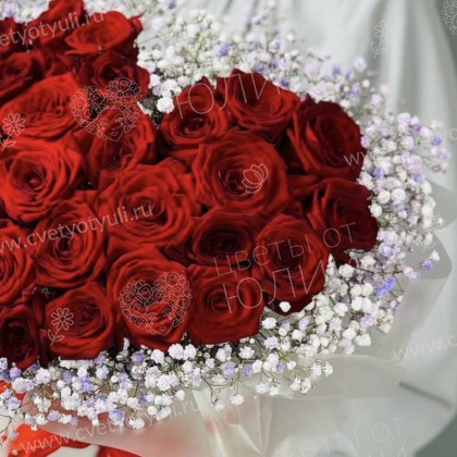 Коробка-сердечко из 25 роз и гипсофилы