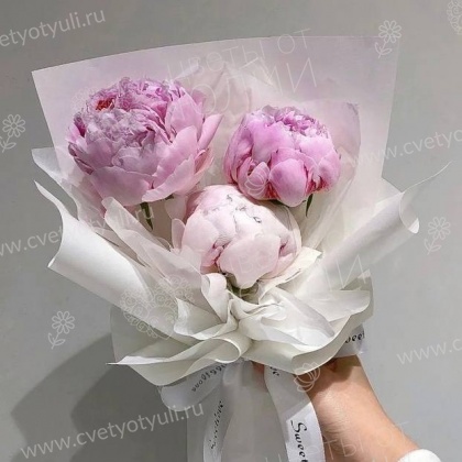 Букет из трех пионов