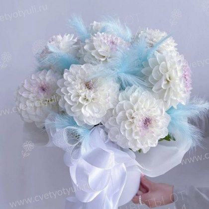 Коробка с белыми георгинами