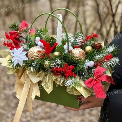 Новогодняя композиция Праздничная корзина