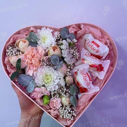 Композиция «Сладкое сердце» с розами, хризантемами и Raffaello