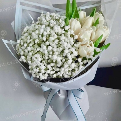 Букет «Снежная дымка» с тюльпанами и белой гипсофилой
