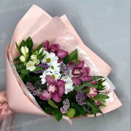 Романтичный букет с розовой орхидеей