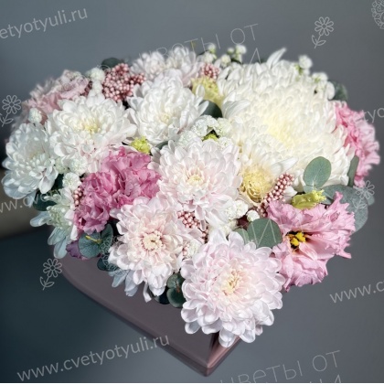 Композиция «Нежность» с хризантемами и эустомой в коробке-сердце
