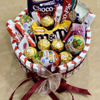 Сладкий подарок "Корзина из киндеров"