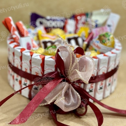 Сладкий подарок "Корзина из киндеров"