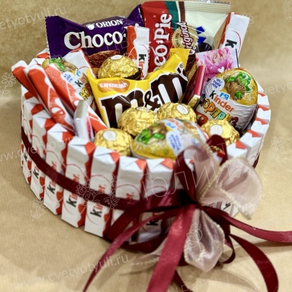 Сладкий подарок "Корзина из киндеров"