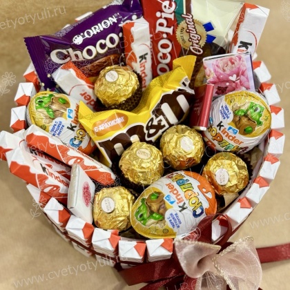 Сладкий подарок "Корзина из киндеров"